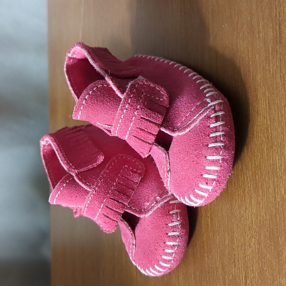 Minnetonka Moccasins Pink Crib shoes size 3.